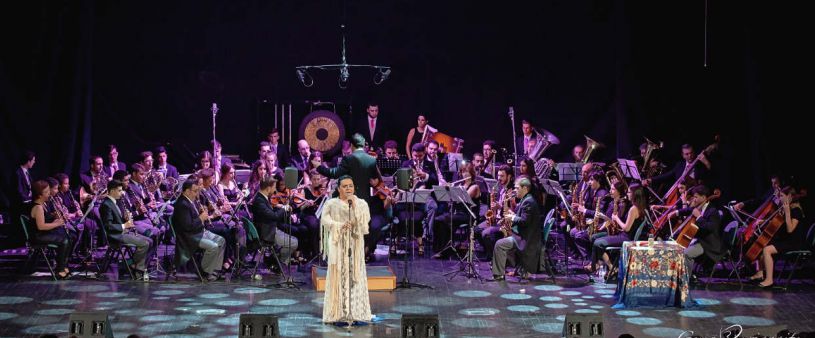 Falete honors Rocío Jurado accompanied by the Moguer Symphony Orchestra.