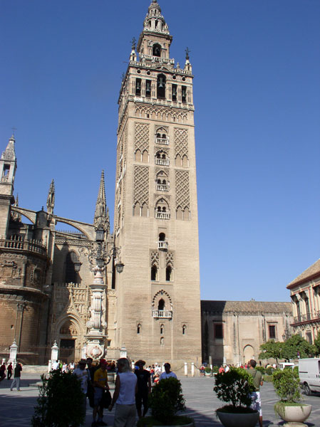 Eine kleine Geschichte über die Giralda in Sevilla