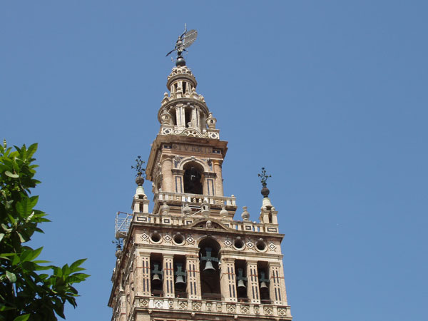 Facts of the Giralda in Sevilla