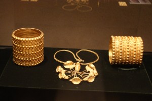 Pieces of the Carambolo treasure to New York